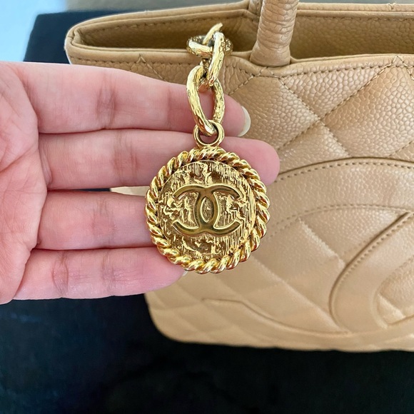 ✨SOLD✨Chanel Caviar Medallion Tote - Picture 3 of 11